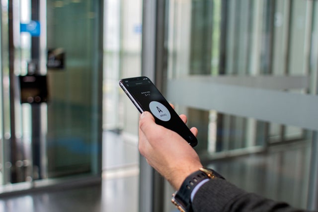 HAnd holding a phone