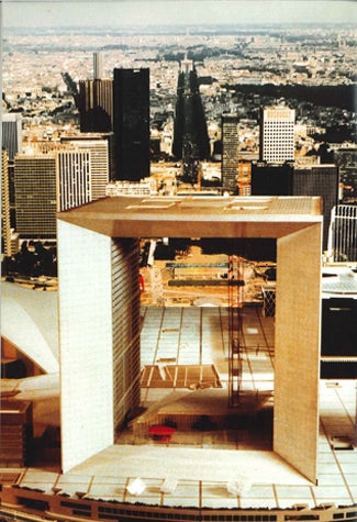 Tête Défense in Paris