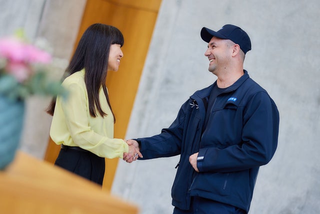 Man and woman shaking ahnds