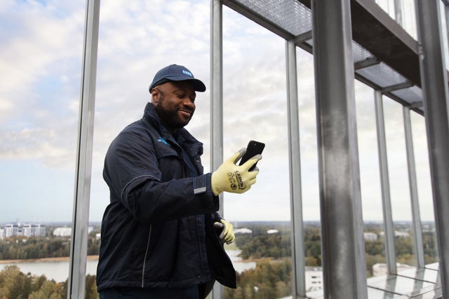  Maintenance technician with a service mobile phone