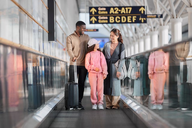 famille voyageant sur un trottoir roulant