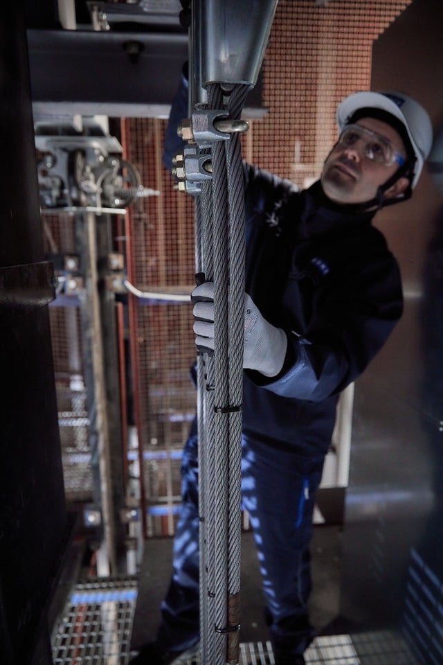 Ascenseurs vieillissants : quand et comment les moderniser ?