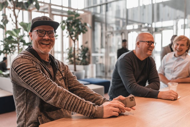 Ihmiset keskustelemassa