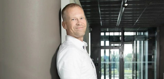 Johannes Rastas leaning against a wall.