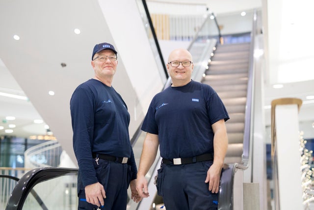 Two KONE technicians in front af an escalator