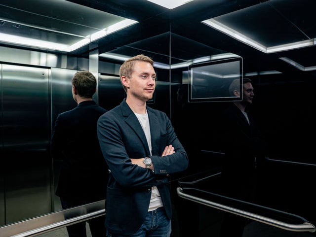 Man in Karlatornet elevator