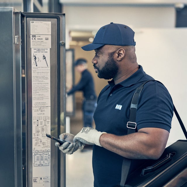 KONE technician using an AI tool Technician Assistant with this mobile phone