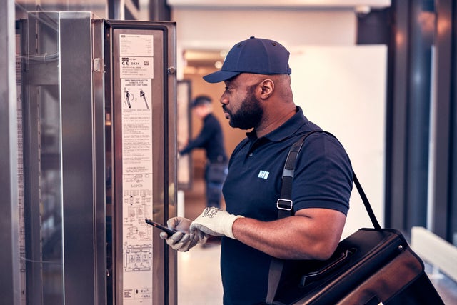 KONE technician using an AI tool Technician Assistant with this mobile phone